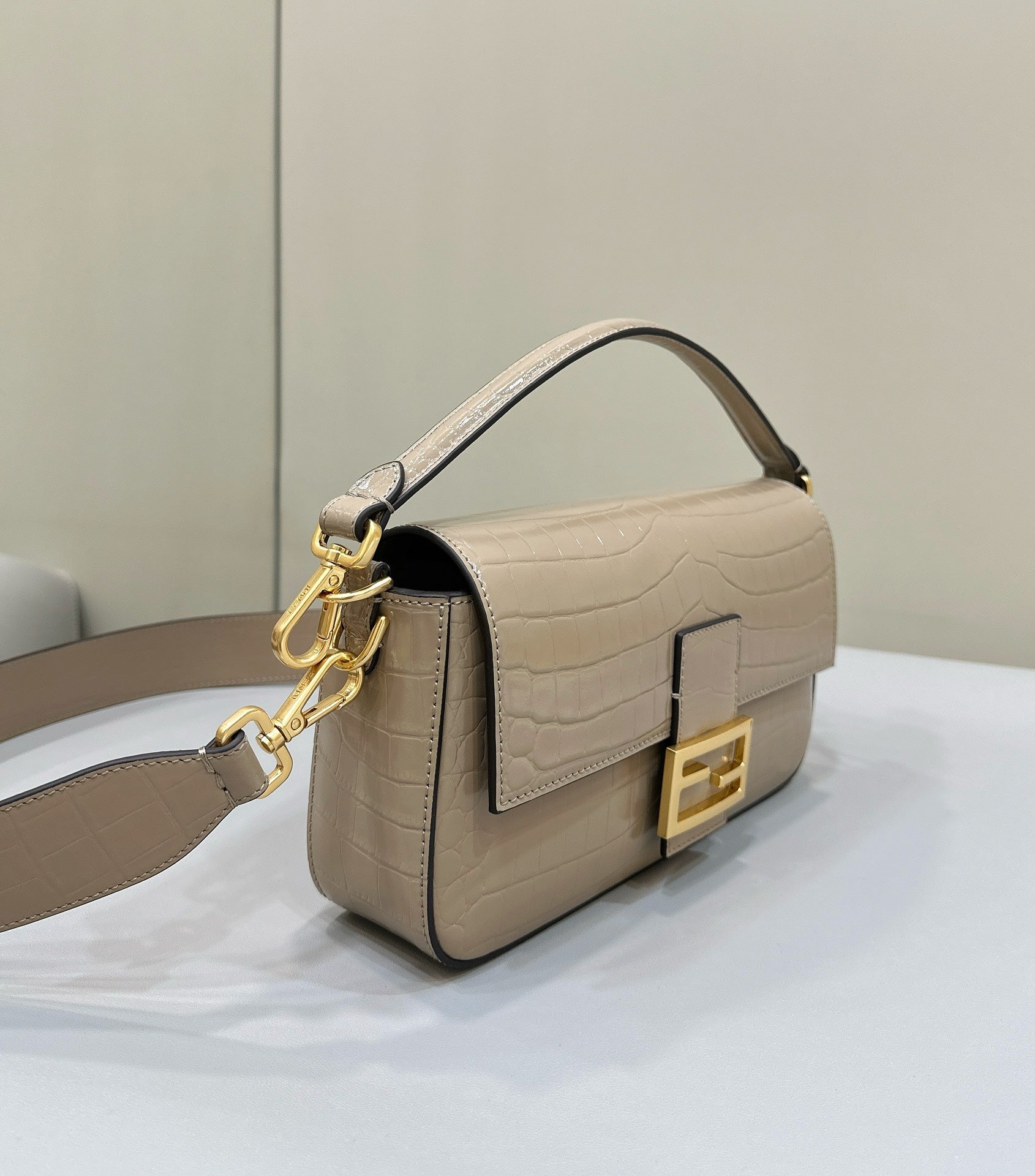 FENDI FENDI BAGUETTE 27 BAG IN SAND BEIGE CALFSKIN WITH GOLD HARDWARE