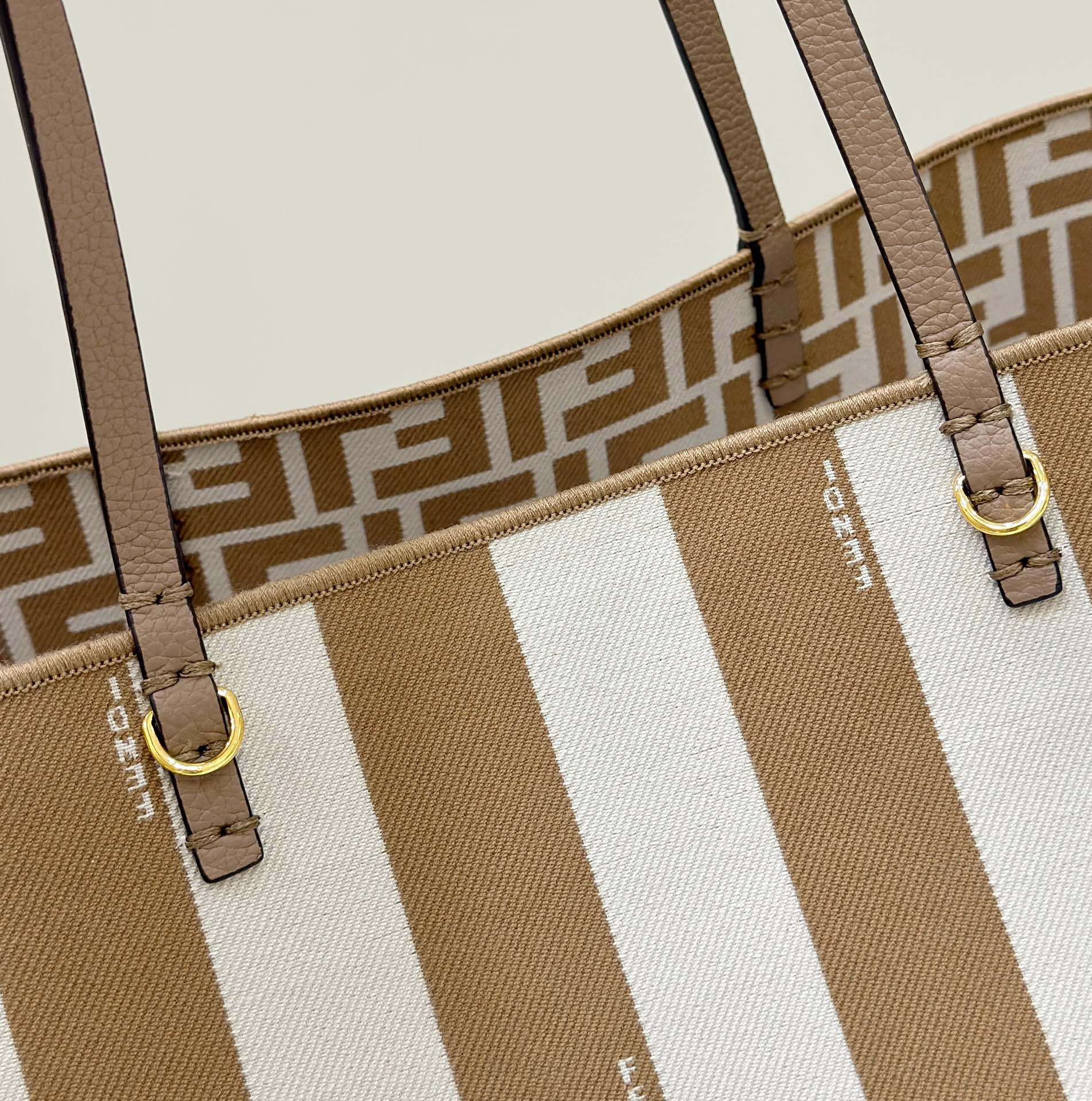 FENDI FENDI ROLL 33 TOTE BAG IN PEANUT BROWN MIX WHITE CANVAS