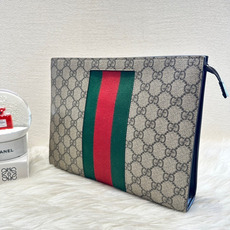 Gucci clutch monogram