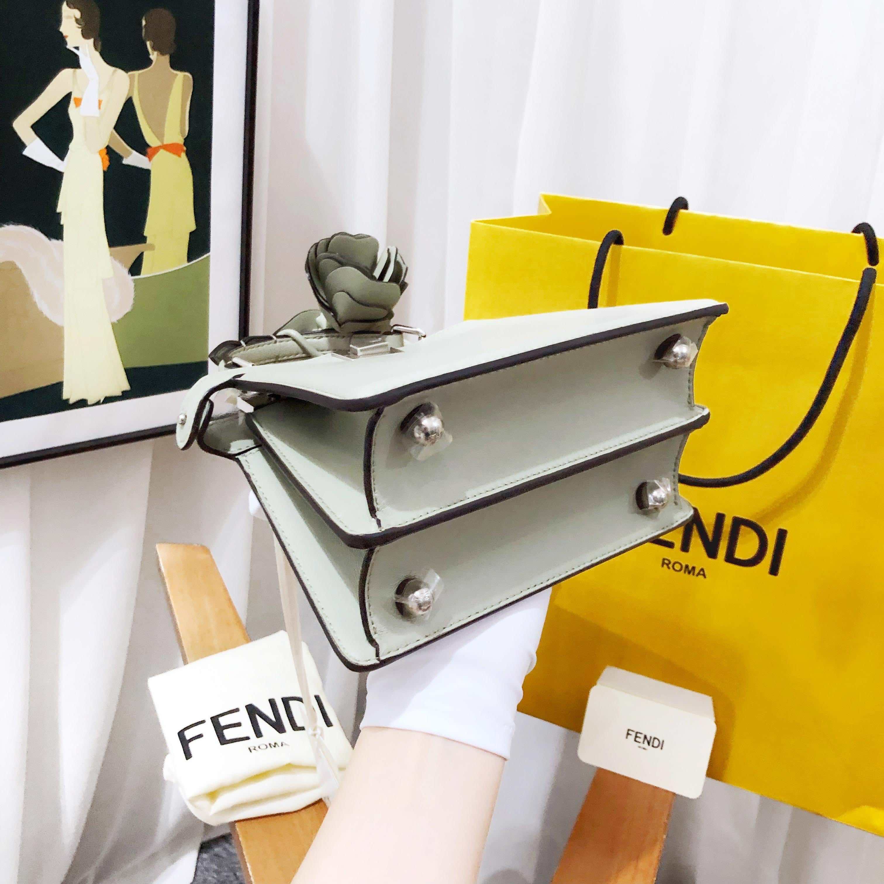 Fendi Peekaboo Shoulder Bag in Grey Leather -  Condition